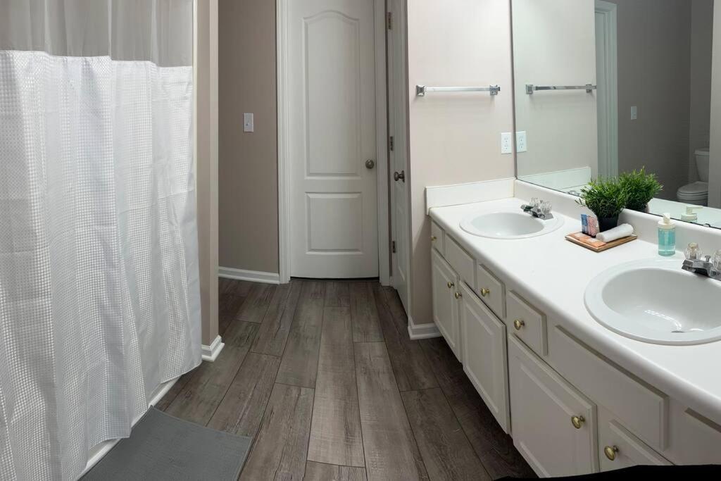 Fuquay-Varina A Spacious And Warm House מראה חיצוני תמונה